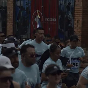 Atletas completan la competencia en la zona de llegada.