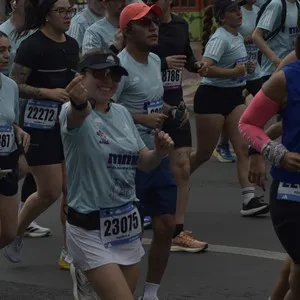 Runners cruzan la meta de la Media Maratón de Bogotá.
