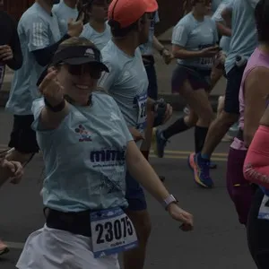 Participantes celebran al terminar la carrera en Bogotá.