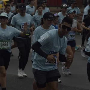Corredores llegan a la meta después de recorrer las calles de Bogotá.