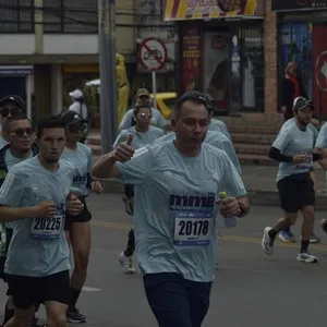 Corredoras completan los kilómetros de la Media Maratón de Bogotá.