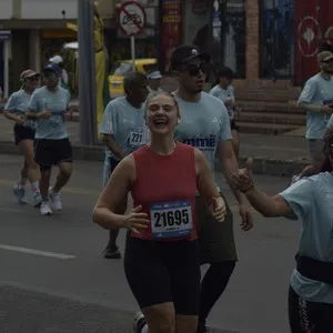 Participantes llegan a la zona de meta durante la carrera.