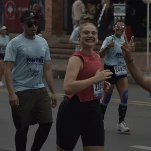 Grupo de atletas celebra el final de la competencia en Bogotá.