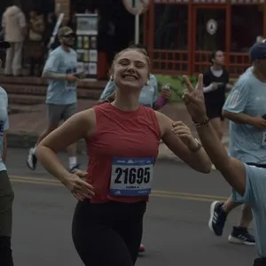 Corredores completan su participación en la Media Maratón de Bogotá.