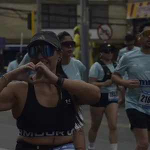 Runners cruzan la línea de llegada durante la jornada deportiva.