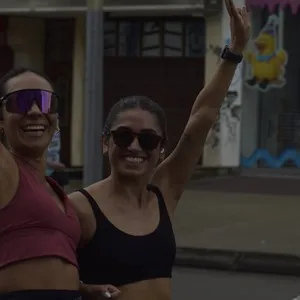 Atletas celebran después de completar el recorrido en Bogotá.