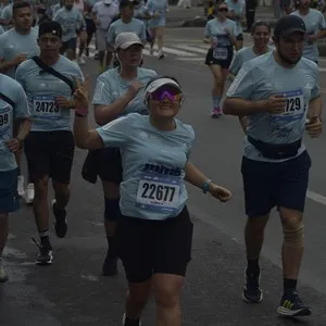 Corredora cruza la meta de la carrera en Bogotá.