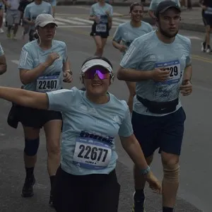 Corredor celebra al completar los kilómetros de la competencia.