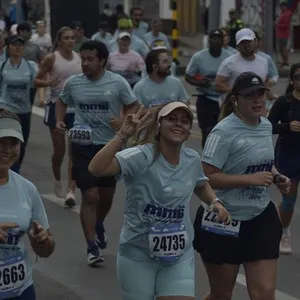 Participantes llegan juntos a la meta de la Media Maratón de Bogotá.