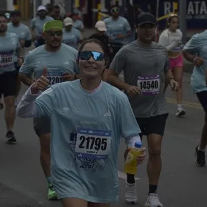 Corredoras celebran su llegada después de la carrera.