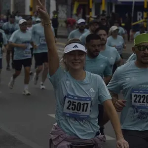 Grupo de corredores cruza la meta de la competencia.