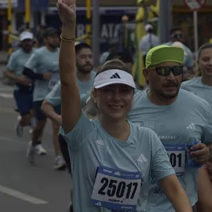 Runners celebran al terminar la Media Maratón de Bogotá.