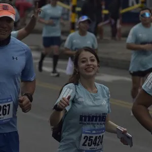Participantes completan la carrera y celebran en Bogotá.