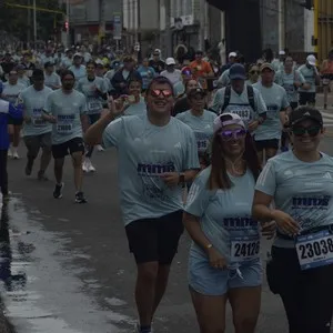 Atletas cruzan la meta después de correr por Bogotá.