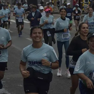 Grupo de atletas celebra el final de la Media Maratón de Bogotá.