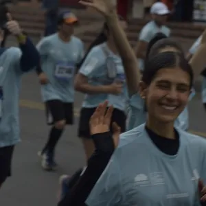 Corredores participan en la llegada de la carrera en Bogotá.