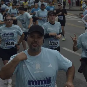 Runners completan el circuito y cruzan la línea de meta.