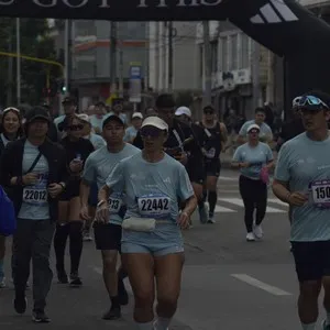 Atletas celebran su llegada a la meta de la Media Maratón de Bogotá.