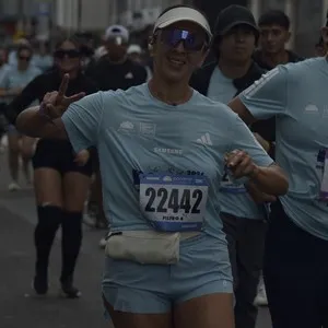Participantes terminan el recorrido de la carrera en Bogotá.