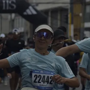 Corredor celebra después de completar la Media Maratón de Bogotá.