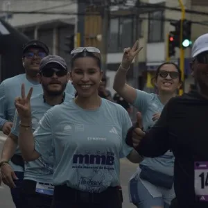 Participantes celebran al finalizar los 21K en Bogotá.