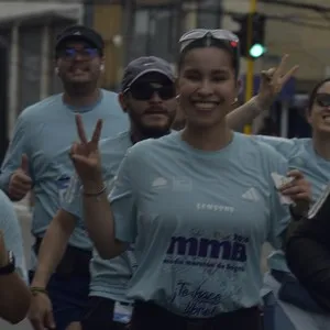 Corredores posan después de participar en la Media Maratón de Bogotá.