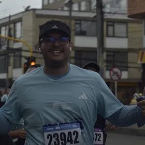 Atletas celebran su participación en la carrera de Bogotá.