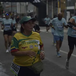 Participantes disfrutan después de completar el recorrido de la carrera.