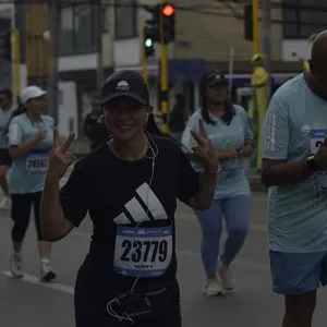 Corredoras celebran su experiencia en la Media Maratón de Bogotá.
