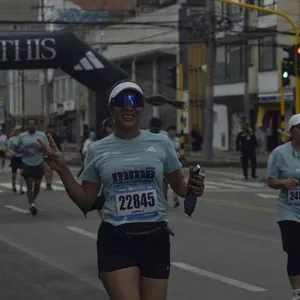 Grupo de runners celebra al terminar la competencia.