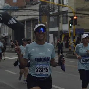 Corredores comparten la celebración después de la carrera en Bogotá.
