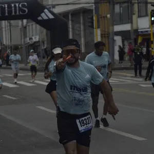 Atletas muestran su alegría tras completar la Media Maratón de Bogotá.