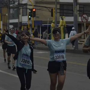 Participantes celebran juntos el final de la jornada deportiva.
