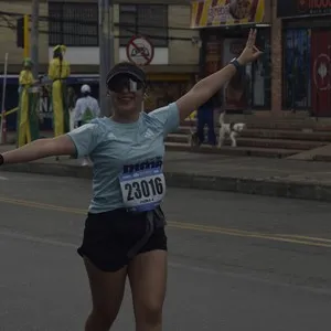 Corredoras disfrutan el ambiente después de completar la carrera.