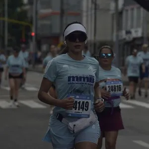 Corredores celebran el logro de completar la carrera.