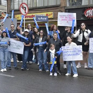 Atletas celebran después de completar los kilómetros de la competencia.