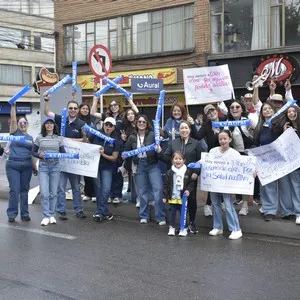 Participantes comparten la alegría de terminar la carrera en Bogotá.
