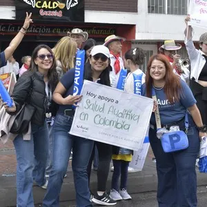 Corredoras celebran su llegada después de recorrer Bogotá.