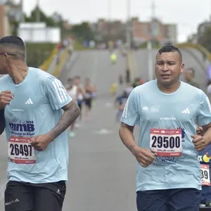 Atletas posan después de completar el recorrido de la Media Maratón de Bogotá.
