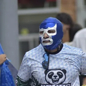 Participantes muestran su alegría después de terminar la competencia.