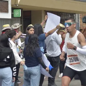Corredores celebran el final de la Media Maratón de Bogotá en Bogotá.