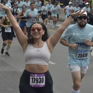 Corredores recorren el Parque Simón Bolívar durante la Media Maratón de Bogotá.