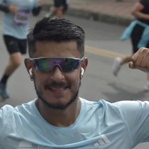 Atletas avanzan por el Parque Simón Bolívar durante la carrera.