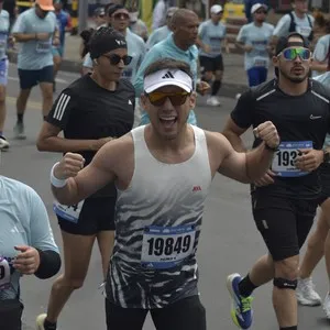 Corredoras atraviesan el recorrido de la Media Maratón de Bogotá.