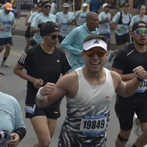 Grupo de atletas corre por las calles de Bogotá durante la competencia.