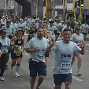 Runners avanzan juntos por el recorrido de la Media Maratón de Bogotá.