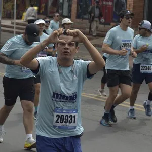 Atletas completan kilómetros del circuito urbano de la Media Maratón de Bogotá.