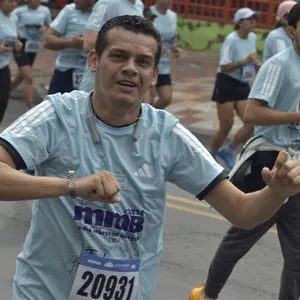 Participantes recorren Bogotá durante una jornada de atletismo.