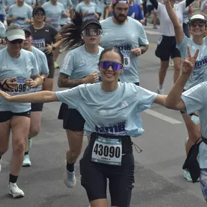 Corredoras avanzan por el circuito oficial de la Media Maratón de Bogotá.