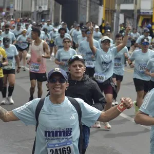 Corredora recorre las calles de Bogotá durante la competencia.